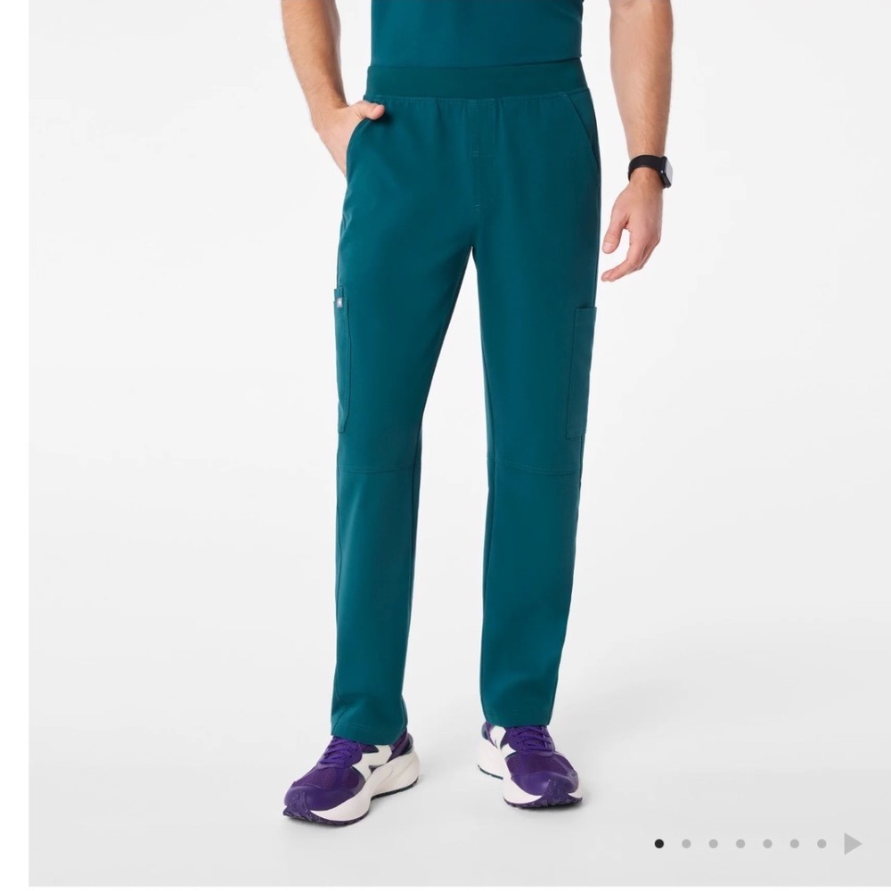 FIGS Men's Axim Cargo Scrub Pants Small Tall hospital workwear nurse
